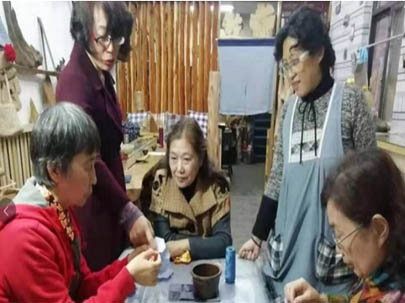 第四代傳承人陸曉冉在保護傳統中創新   讓南通色織土布重新綻放新光彩