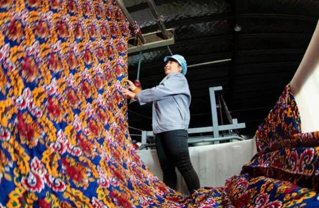 南通紡織企業全力沖刺“開門紅，趕制出口面料